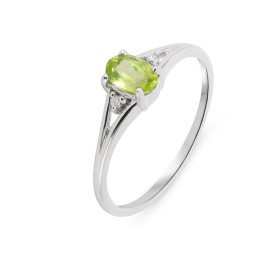 Bague Or Blanc 375 Péridot Ovale 6x4mm et diamant. Cette bague est composée de :. 1 Péridot Ovale de 0.5 carat serti à gri...