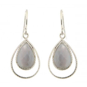 Boucles d'oreilles Pendantes en Argent et Calcédoine. Ces boucles d'oreilles sont serties de pierres facettées taillées en...