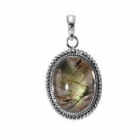 Pendentif Argent 925 Labradorite Cabochon Ovale 20x15mm. Motif ouvragé serti d'une pierre taille cabochon ovale de 20x15mm...