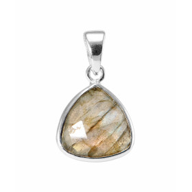 Pendentif en Argent 925 et Labradorite. Ce pendentif est serti d'une pierre triangulaire taillée en dome. La pierre mesure...