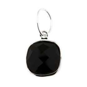 Pendentif en Argent 925 et Onyx. Ce pendentif est serti d'une pierre coussin taillée en dome. La pierre mesure 10x10mm. Le...