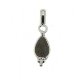 Pendentif Argent 925 Labradorite serti d'une pierre taille poire de 7x5mm. Dimensions du pendentif (bélière incluse) : 21 ...