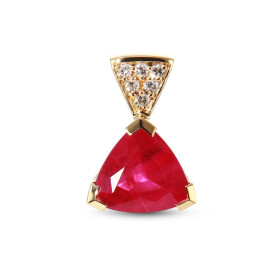 Pendentif en Or Jaune 750 serti d&#39;un Rubis Birman Trillion de 7mm et de 6 Diamants ronds. Poids Rubis : 1.68 carat. Po...