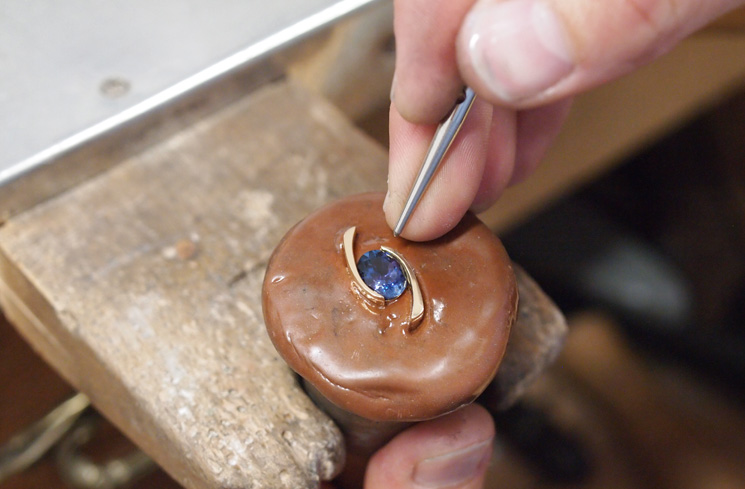Atelier de création de bijoux, Artisan Bijoutier Joaillier dans l'Ain et le  Jura